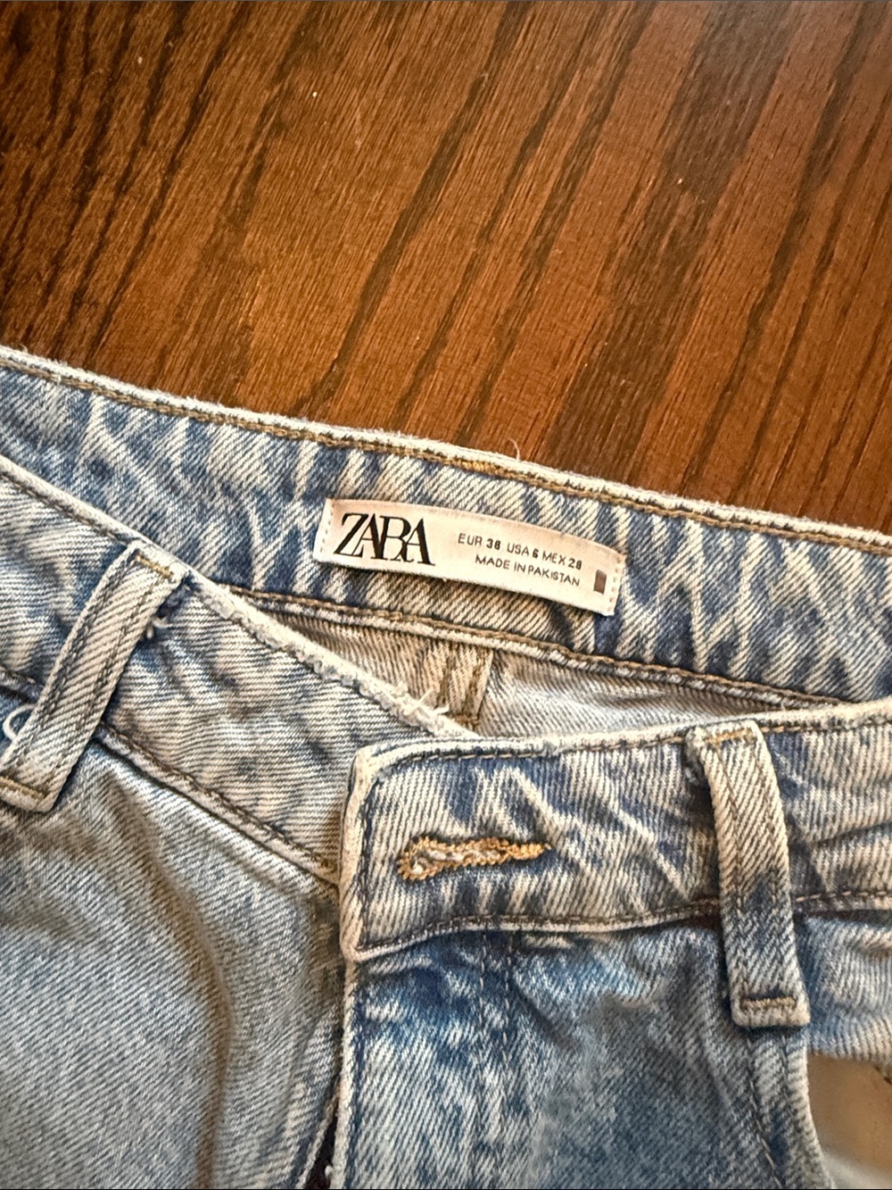 ZARA Light Wash High-Rise Womenโs Jeans